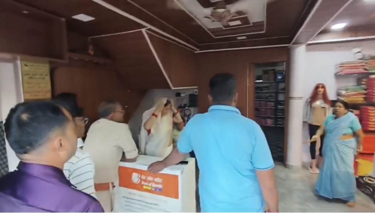 साड़ी शोरूम में दिनदहाड़े लूट, ग्राहक बनकर पहुंची महिलाएं, संचालिका से मारपीट कर मंगलसूत्र और चेन छीनकर हुई फरार