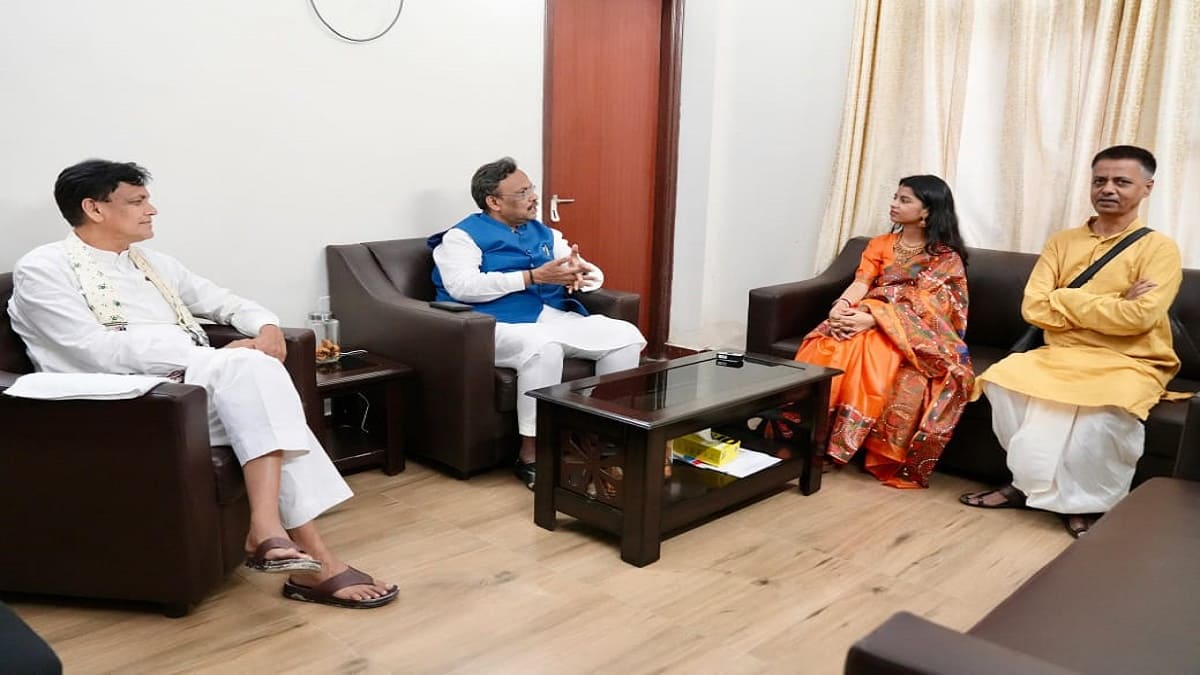 बिहार चुनाव 2025, क्या विधानसभा चुनाव लड़ेंगी मैथिली ठाकुर? भाजपा नेताओं से मुलाकात के बाद अटकलें तेज, जानें क्या बोली गायिका