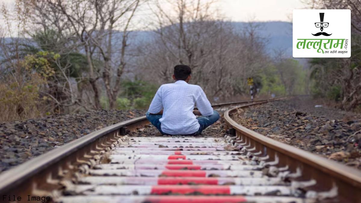 गर्लफ्रेंड से विवाद के बाद युवक ने उठाया खौफनाक कदम, आत्महत्या करने पहुंच गया रेलवे ट्रैक, फिर…