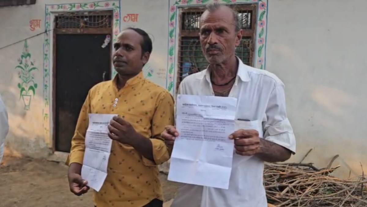 एक ही गांव के 100 किसानों को पहले दिया फसल का मुआवजा, फिर अधिकारी वापस मांगने लगे पैसे, कहा- रुपए  नहीं दिए तो कुर्की की जाएगी