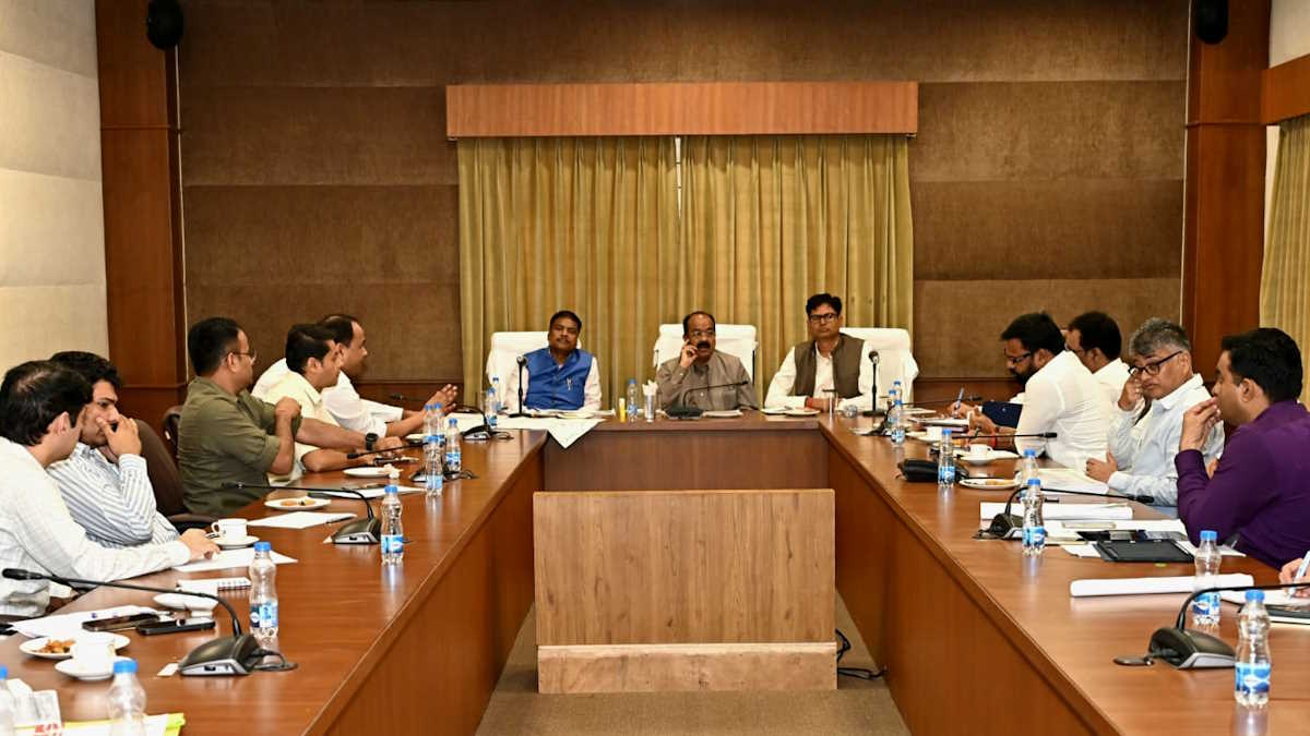 उप मुख्यमंत्री अरुण साव ने राज्योत्सव व प्रधानमंत्री के नवा रायपुर प्रवास की तैयारियों की समीक्षा की, कहा- भव्य आयोजन के लिए कोई कोर-कसर न छोड़ें…
