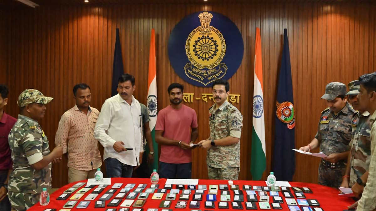 धनतेरस के अवसर पर दंतेवाड़ा पुलिस ने दी नागरिकों को सौगात, लौटाए 107 गुम मोबाइल…