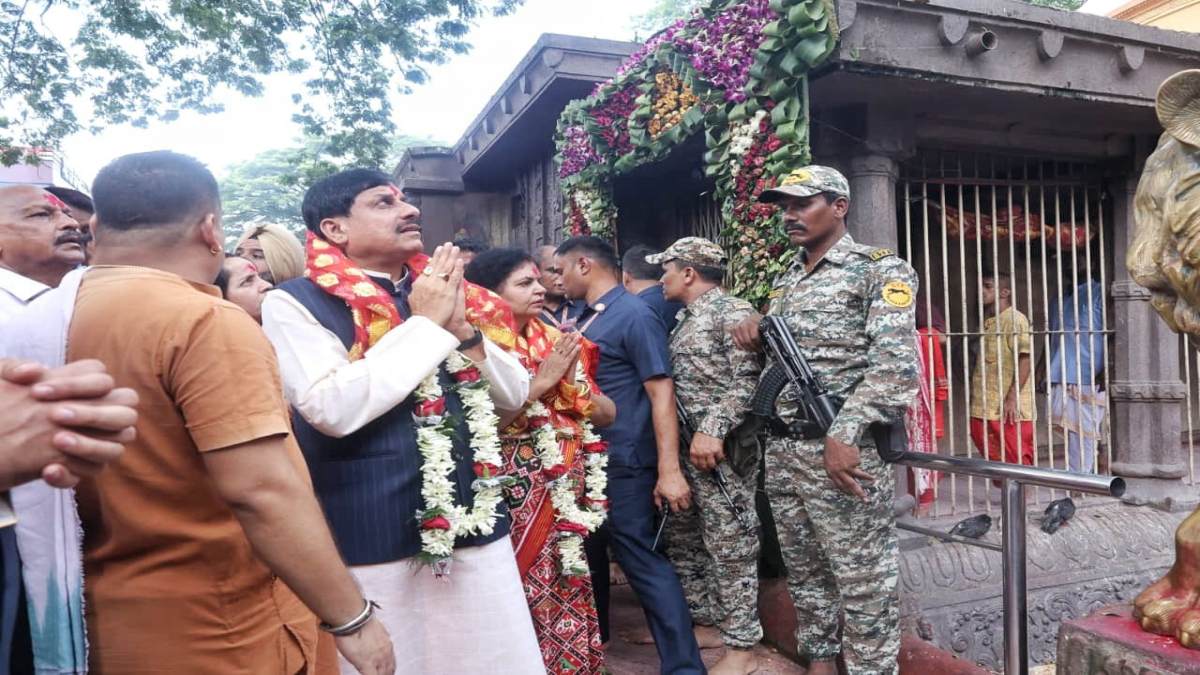 गुवाहाटी पहुंचे CM डॉ. मोहन, धर्मपत्नी के साथ मां कामाख्या के किए दर्शन, कल असम में निवेशकों से करेंगे वन-टू-वन चर्चा