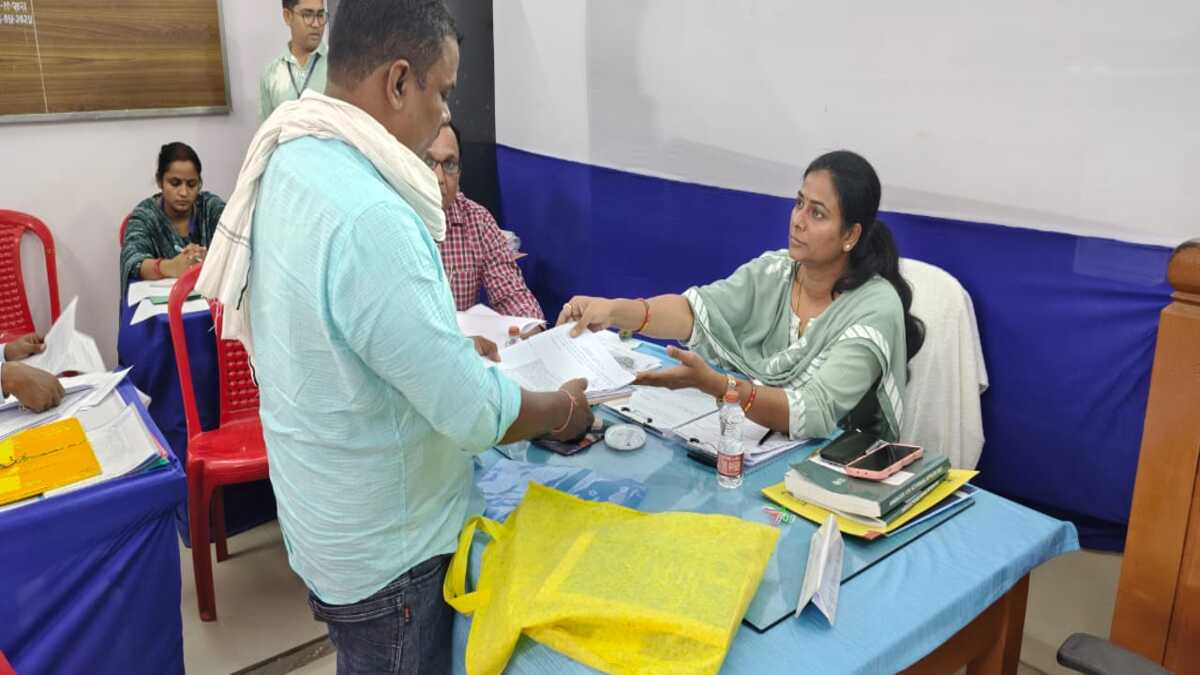 मुजफ्फरपुर में नामांकन का रुझान तेज, कांटी से पूर्व मंत्री इसराइल मंसूरी ने भरा पर्चा