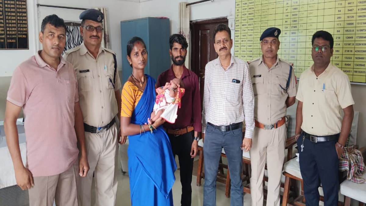 निर्दयी मां! रेलवे स्टेशन पर अनजान दंपत्ति को थमाया अपना 5 दिन का बच्चा, वॉशरूम के बहाने छोड़कर भागी