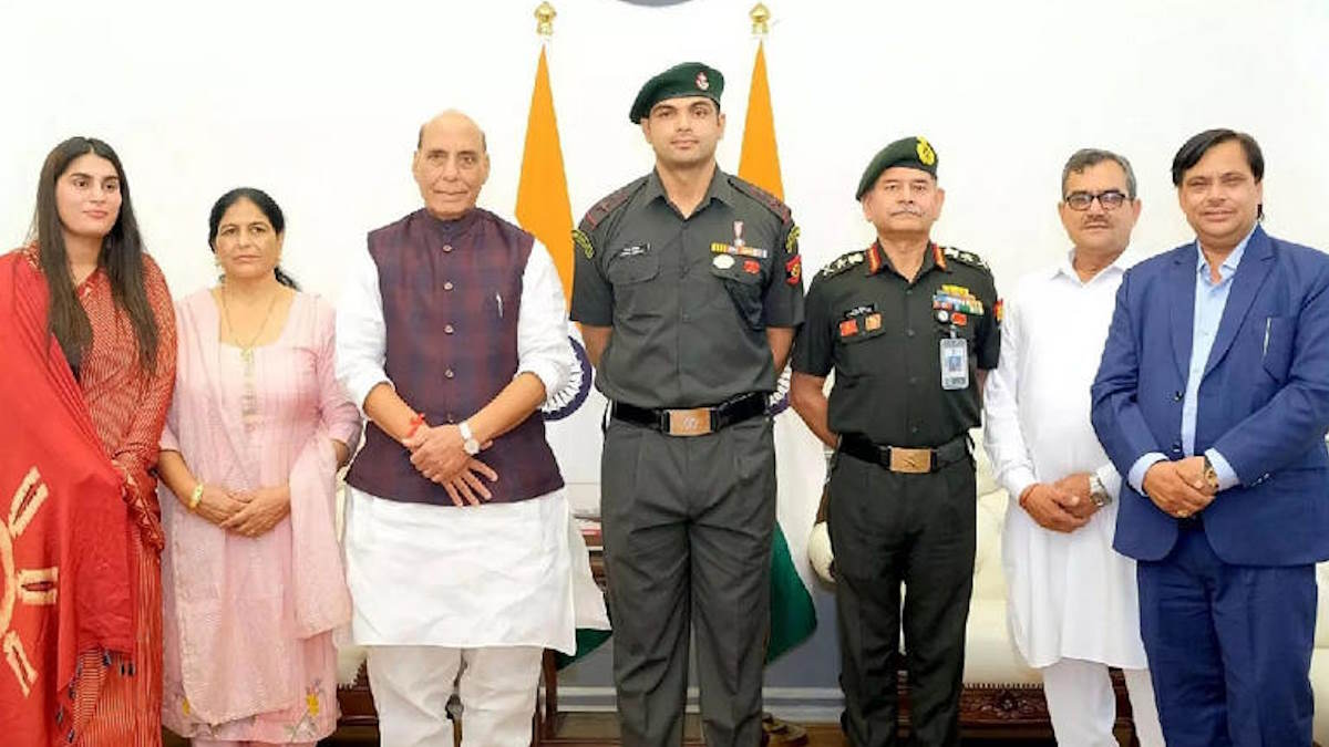 ओलंपिक गोल्ड मेडलिस्ट नीरज चोपड़ा बने लेफ्टिनेंट कर्नल, रक्षा मंत्री राजनाथ सिंह ने प्रदान किया चिन्ह…