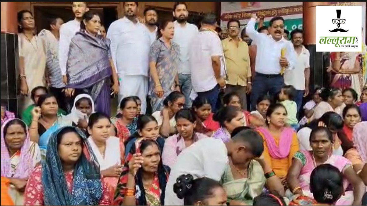 CG News : रेलवे कॉलोनी पर फिर मंडराया बुलडोजर का खतरा, रहवासियों ने की वैकल्पिक आवास की मांग