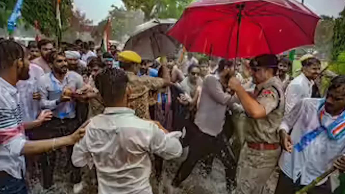 राजस्थान विश्वविद्यालय में आरएसएस के कार्यक्रम का  विरोध, एनएसयूआई पदाधिकारियों पर पुलिस ने किया लाठीचार्ज, लिया हिरासत में…