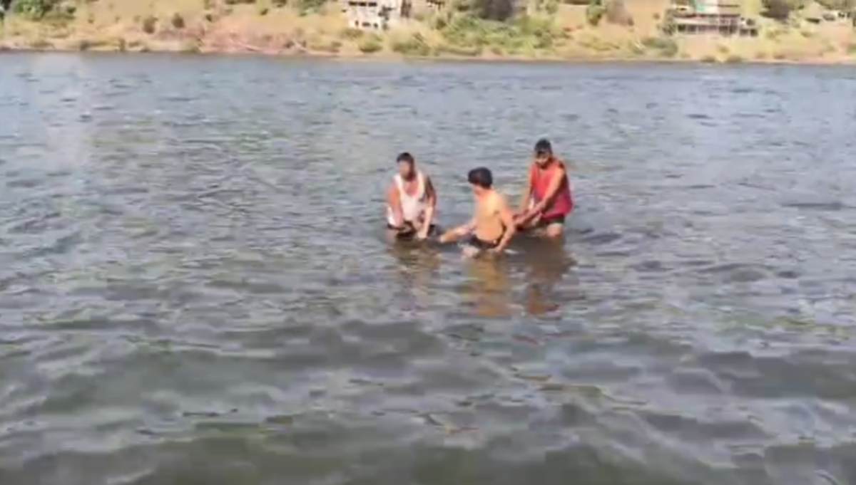 ओंकारेश्वर ज्योतिर्लिंग का दर्शन करने महाराष्ट्र से आए श्रद्धालुओं के साथ हादसा, नर्मदा नदी में नहाने के दौरान डूबे पति-पत्नी, महिला की मौत