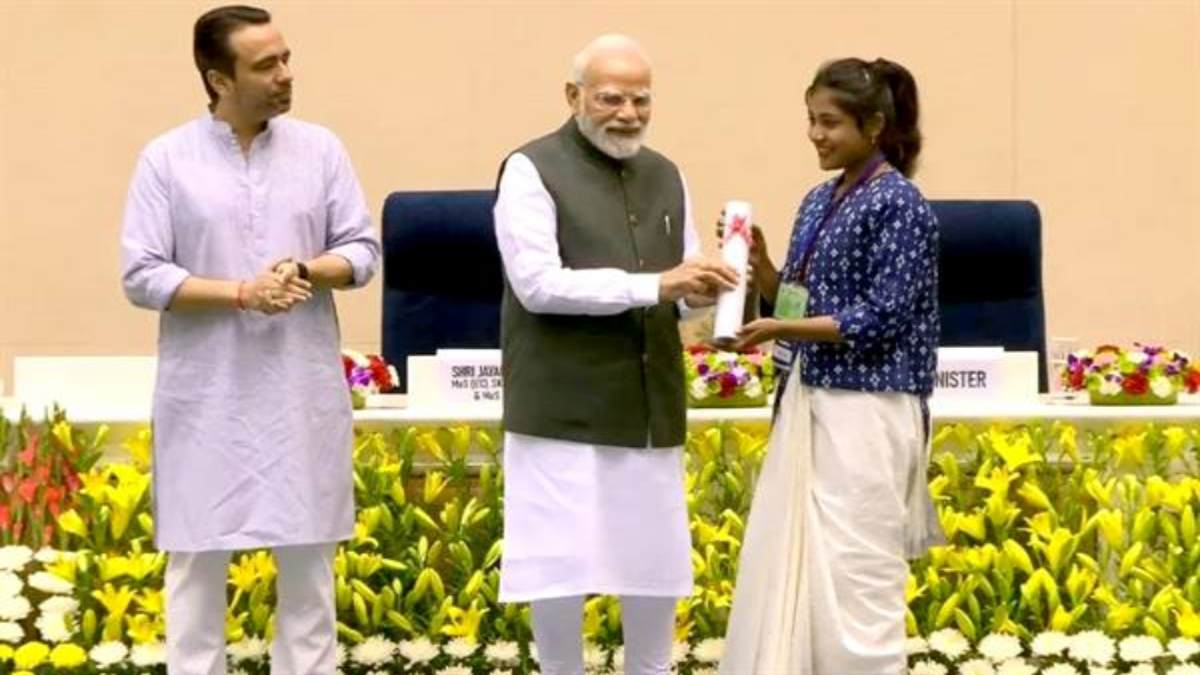 MP की बेटी को PM मोदी ने किया सम्मानित, त्रिशा तावड़े ने ऑल इंडिया सेंट्रल जोन टू ईयर ट्रेड में किया टॉप, CM डॉ. मोहन ने दी बधाई 