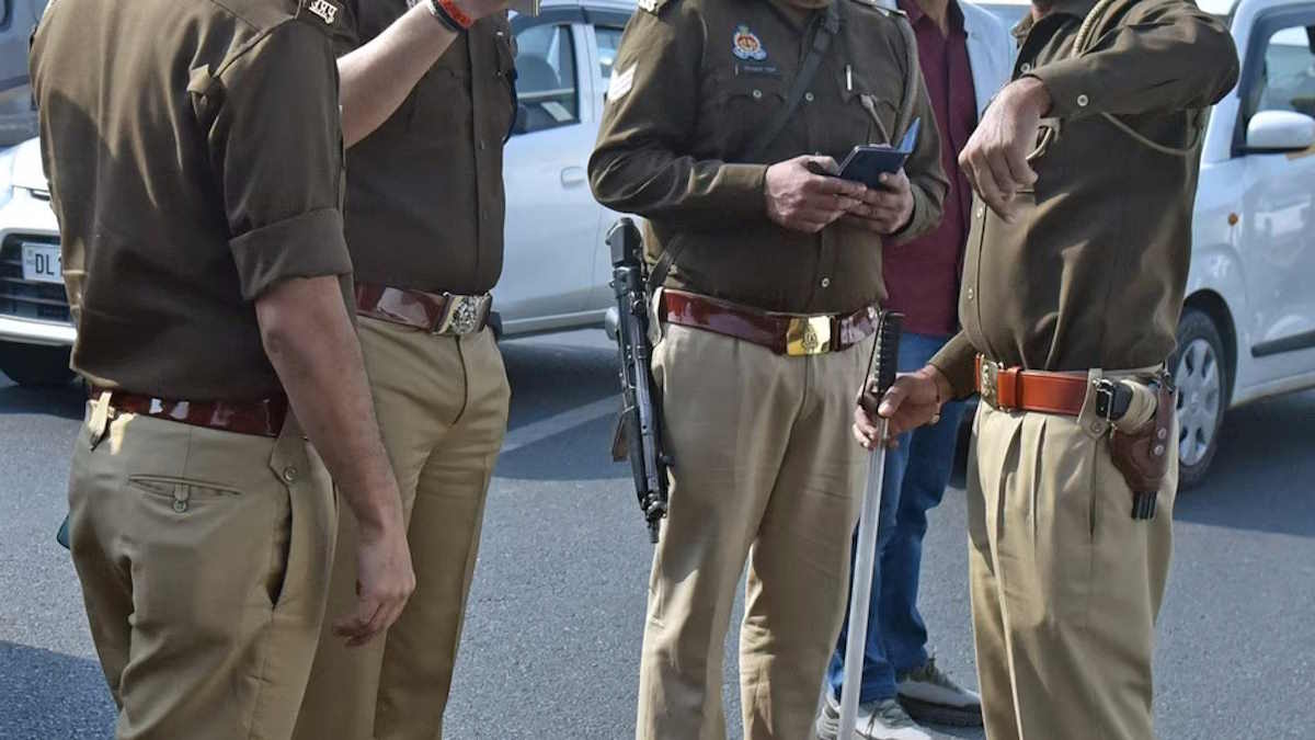 रायपुर क्राइम ब्रांच की टीम ने मचाई गदर, चेकिंग के नाम पर कार से उड़ाई रकम, कारोबारी की लिखित शिकायत पर आरक्षक लाइन अटैच, जानिए पूरा किस्सा…