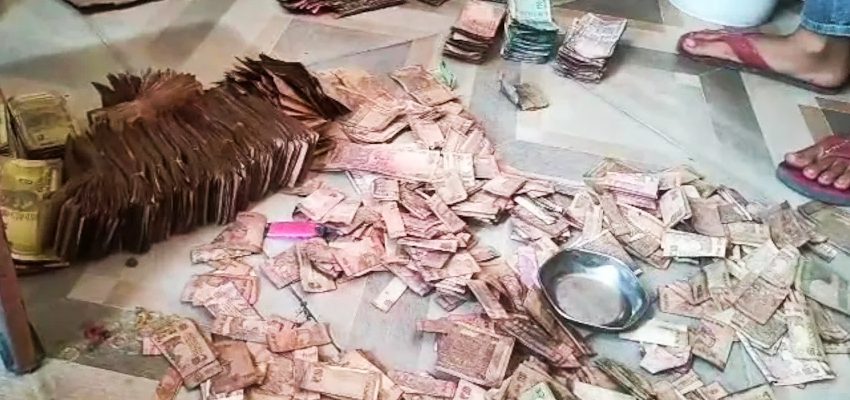 महिला भिखारी निकली लखपति ! कूड़े के ढेर में छिपाए थे इतने रुपये, गिनते-गिनते छूटे लोगों के पसीने