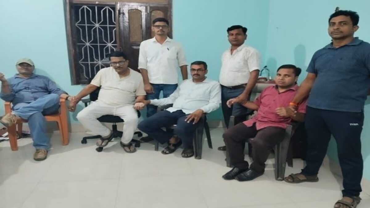 मोतिहारी में रिश्वतखोरी पर निगरानी का शिकंजा: कार्यपालक पदाधिकारी और टैक्स दरोगा रंगे हाथ गिरफ्तार
