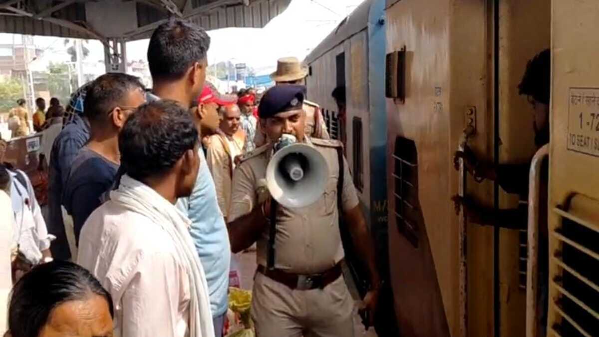 छठ पर्व पर सासाराम रेलवे स्टेशन पर कड़ी सुरक्षा, अलर्ट मोड पर प्रशासन