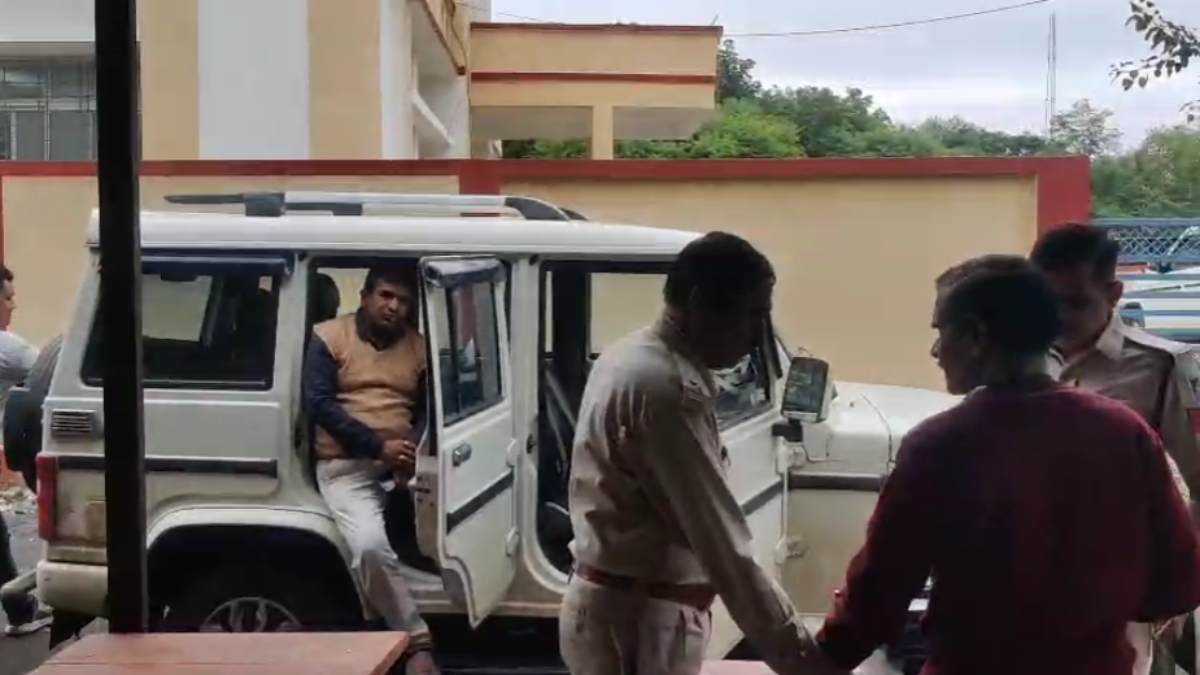 तहसीलदार की नाक के नीचे चल रहा था फर्जी नोटरी का खेल! एसपी की स्पेशल टीम ने किया भंडाफोड़, बाप-बेटे गिरफ्तार