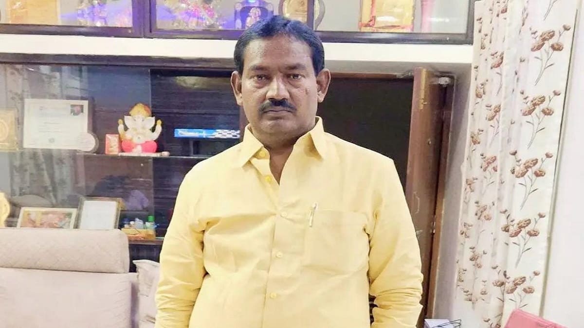 राजद ने जेल में बंद उम्मीदवार को दिया टिकट, पति के लिए वोट मांगने जनता के पास पहुंची शिक्षिका पत्नी, अब निलंबन की प्रशासन की तैयारी