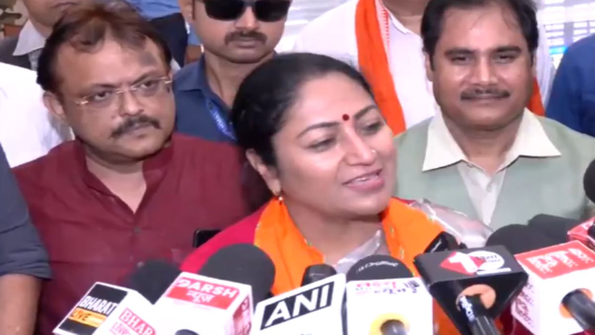 पटना पहुंची दिल्ली की सीएम रेखा गुप्ता, महागठबंधन पर बोला करारा हमला