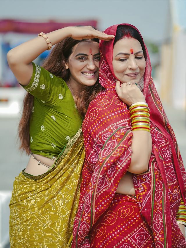 अक्षरा सिंह ने लगाई डुबकी, छठी मैया की भक्ति में दिखी लीन, देखिये वायरल फोटोज