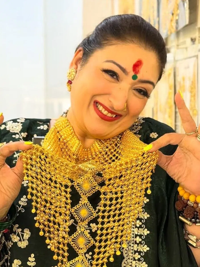 प्रियंका से हिना तक…. एक्ट्रेसेस ने ऐसे मनाया करवा चौथ, देखें तस्वीर