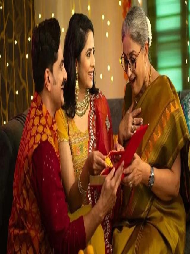 Karwa Chauth 2025: करवा चौथ पर सास को क्या दिया जाता है?