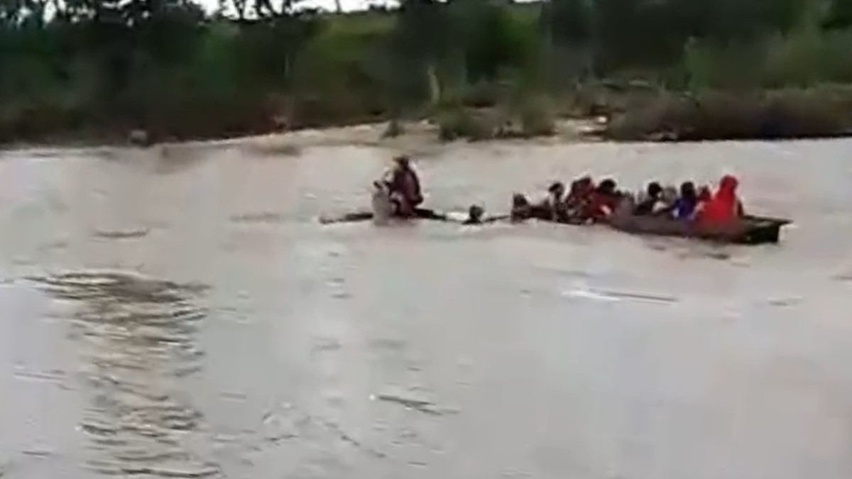 Viral Video: उफनती नदी पार करने के दौरान डूबी नाव, ग्रामीणों ने बचाई सवारों की जान…