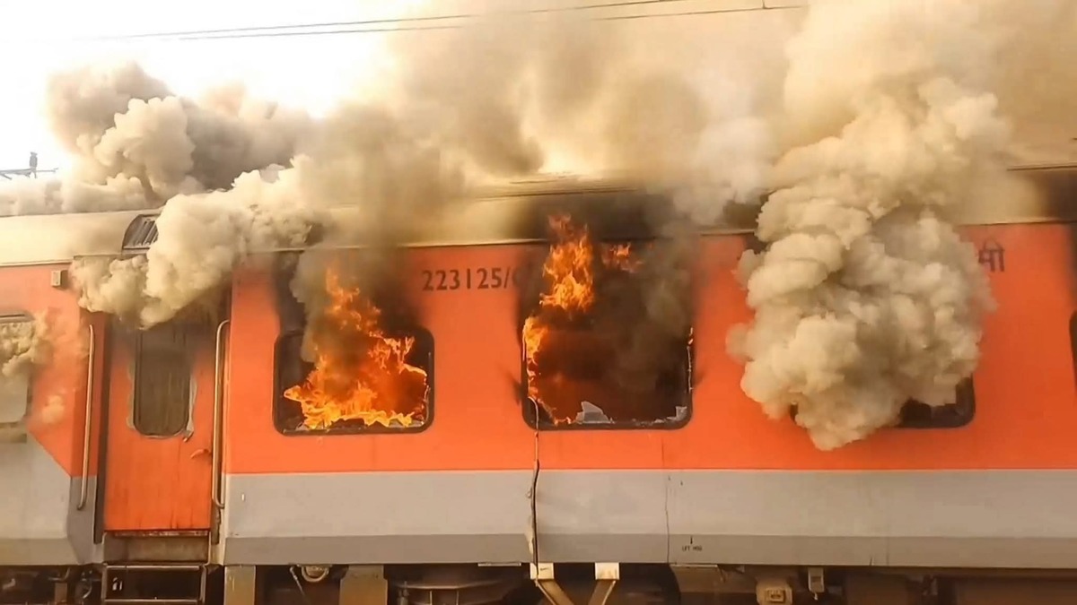 बिहार आ रही गरीब रथ एक्सप्रेस में लगी आग, यात्रियों की सूझबूझ से टला बड़ा हादसा
