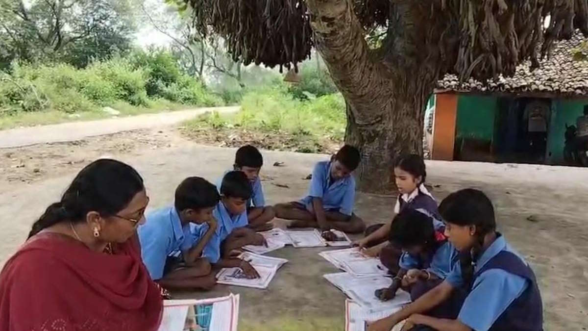 स्कूल भवन पर टेंट हाउस संचालक का कब्जा, पेड़ के नीचे  बच्चे सीख रहे हैं ककहरा…