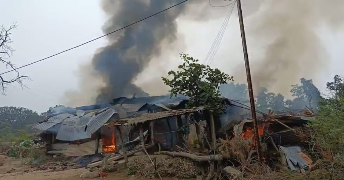शहडोल में खाना बनाते समय भड़की आग: कच्चे मकान से धुआं उठता देख मची अफरा-तफरी, थाना प्रभारी ने लपटों के बीच घुसकर मां-बेटे को निकाला, देखें VIDEO