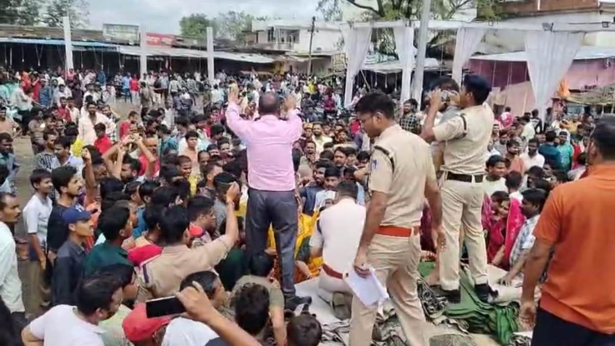 Shahdol News: दुर्गा विसर्जन जुलूस पर पथराव से भड़का आक्रोश, महिला समेत कई श्रद्धालु घायल, नगर बंद, सड़कों पर उतरे लोग