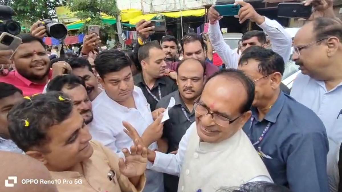‘देखो हम तो मामा हैं यार… जहां कहते हो वहां रुकते हैं और मिलते हैं’, पूर्व विधायक ने रोका शिवराज का काफिला, केंद्रीय मंत्री की बात सुन ठहाके मारकर हंसने लगे विरोधी