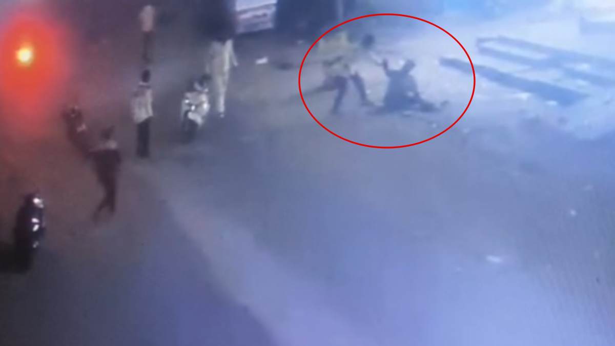 दिवाली पर मर्डर: बाइक टकराने पर बदमाशों ने गले पर चाकू से किया वार, CCTV फुटेज आया सामने