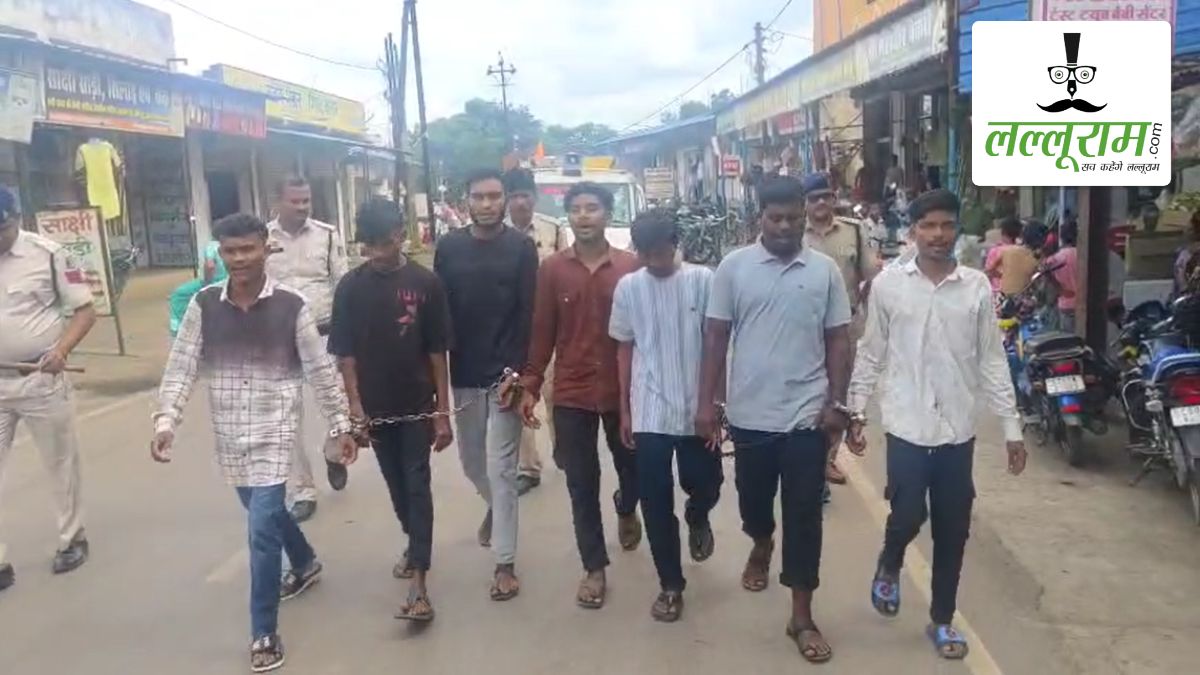 ‘नायक नहीं खलनायक हूं मैं…’ गाने पर हथियारों के साथ बदमाशों ने Reel बनाकर किया वायरल, पुलिस ने 7 आरोपियों को किया गिरफ्तार, निकाला जुलूस