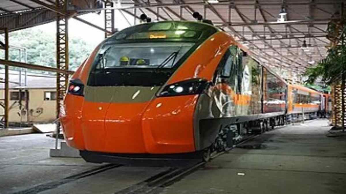 लखनऊ से मुंबई के बीच देश की पहली AC स्लीपर वंदे भारत एक्सप्रेस जल्द होगी रवाना, सिर्फ 12 घंटे में तय होगा सफर!