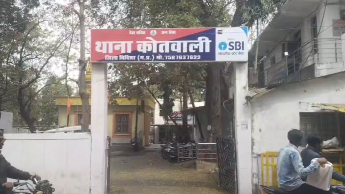 महिला ने थाने के बाहर जहर खाकर दी जान, दो दिन बाद बेटे ने भी दोहराई वही कहानी, पुलिस कर्मियों पर गंभीर आरोप