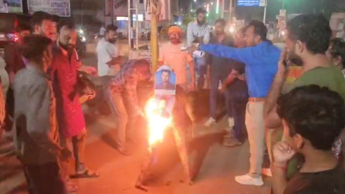 MP के असद खान ने सोशल मीडिया पर भारत मां को बताया ‘डायन’, भड़काऊ पोस्ट करने वाले का हिंदू संगठन ने जलाया पुतला, कहा- ये लोग कब भारत को अपना मानेंगे?