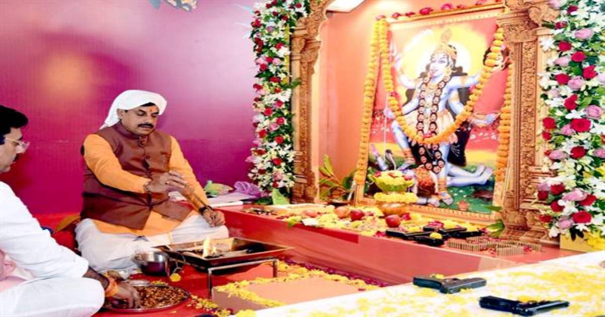 सीएम आवास में शस्त्र पूजन: मुख्यमंत्री डॉ. मोहन ने की शक्ति स्वरूपा मां काली की अर्चना, वाहनों की भी विधि-विधान से की पूजा