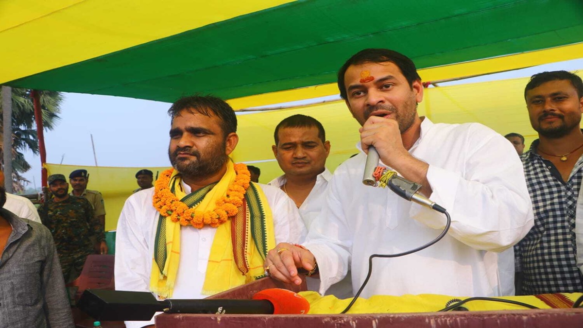 ‘हमारा असली अर्जुन तेजस्वी नहीं’, राघोपुर पहुंचे तेज प्रताप ने भाई के खिलाफ मांगा वोट, RJD को बताया फर्जी पार्टी