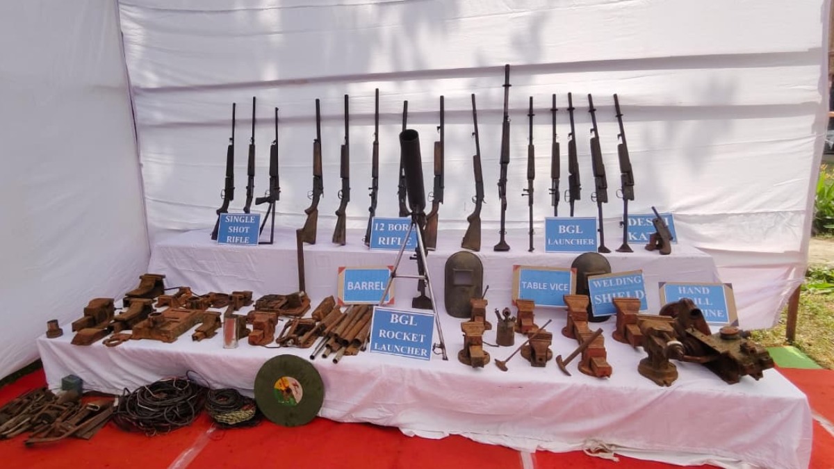 सुरक्षाबलों की बड़ी कामयाबी : नक्सलियों की ऑर्डिनेंस फैक्ट्री ध्वस्त, 17 रायफल समेत हथियारों का जखीरा बरामद