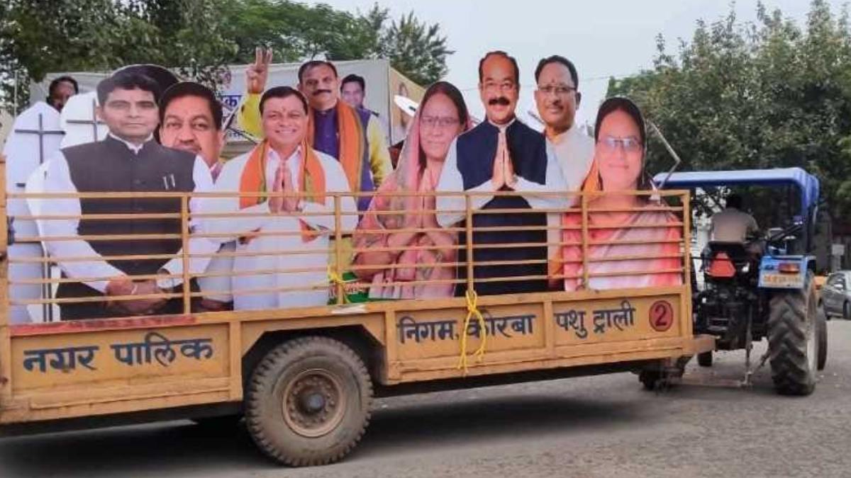 पशु ट्रॉली में नेताओं के कटआउट का परिवहन, लापरवाही के बाद होश में आया निगम प्रशासन, आयुक्त ने अधिकारियों से 48 घंटे में मांगा जवाब