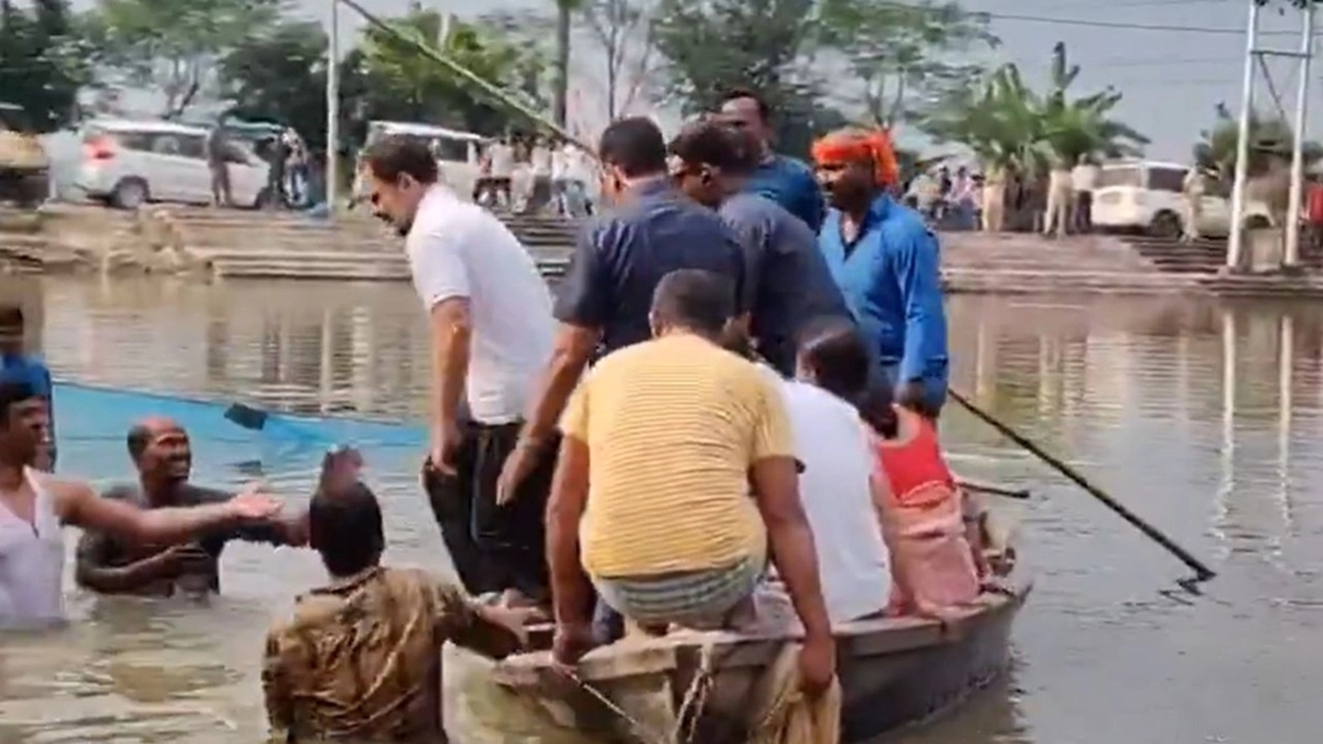 बेगूसराय: मछली पकड़ने के लिए राहुल गांधी ने तालाब में लगाई छलांग, साथ में मौजूद थे मुकेश सहनी और कन्हैया कुमार