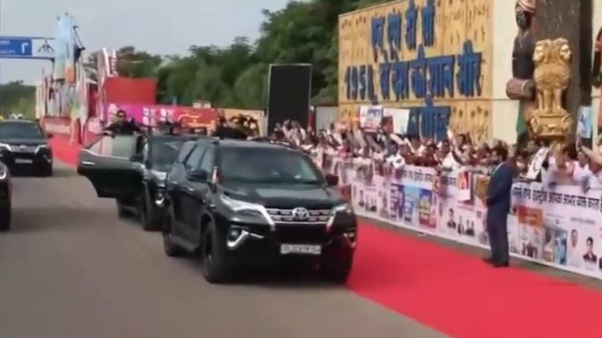 PM Modi in Raipur: प्रधानमंत्री नरेंद्र मोदी ने नवा रायपुर में किया रोड शो, राजधानीवासियों ने गर्मजोशी से किया स्वागत, देखें Video …