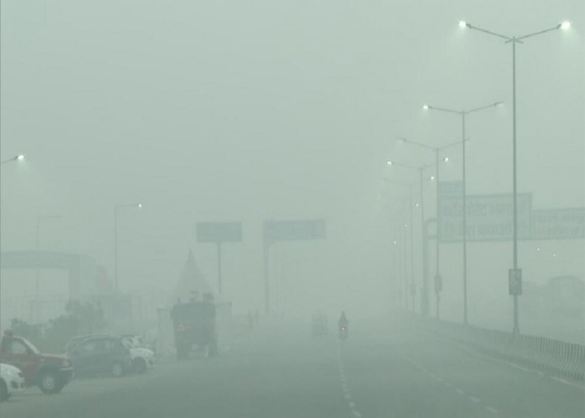 Delhi Weather: धुंध की चादर से लिपटी दिल्ली, AQI बेहद खराब, जानें कैसा रहेगा आज का मौसम