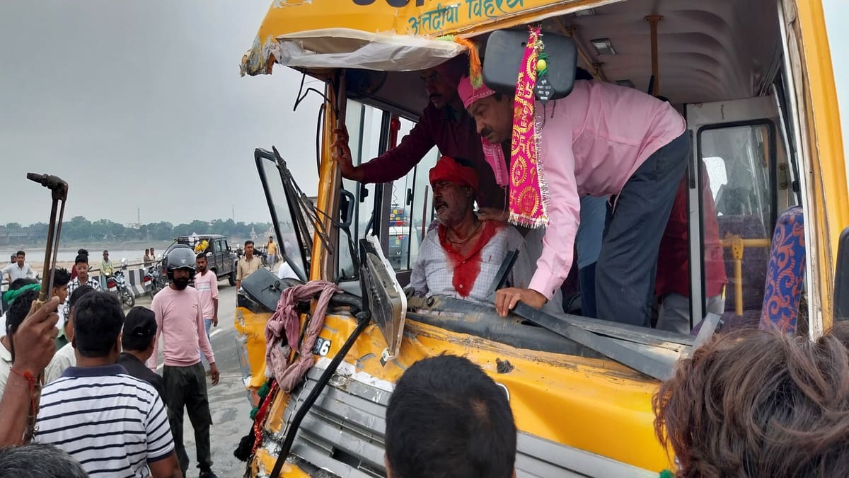 कोईलवर सिक्सलेन पुल पर बड़ा हादसा: स्कूल बस और कंटेनर की भीषण टक्कर, ड्राइवर गंभीर रूप से घायल, बच्चे सुरक्षित