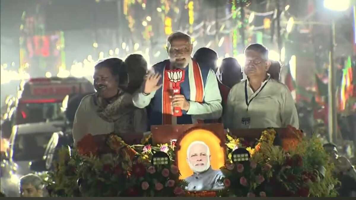 पटना में बीजेपी का शक्ति प्रदर्शन, फूलों से सजे रथ पर एनडीए प्रत्याशियों संग पीएम ने रोड शो किया शुरू, नीतीश नहीं दिखे साथ