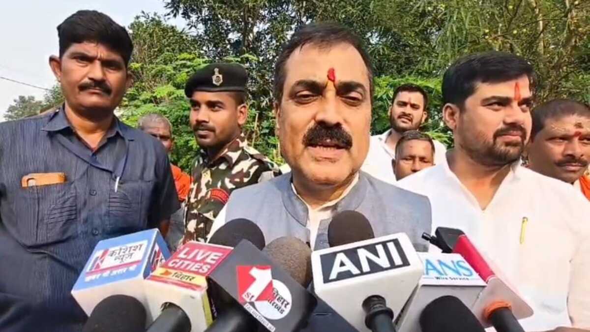 जाले में हेलीकॉप्टर देखने को उमड़ी भीड़, कार्यक्रम में मची अफरातफरी, पवन सिंह की मौजूदगी में भाजपा का जोरदार प्रचार, रोजगार चोरी की राजनीति कर रहे राहुल