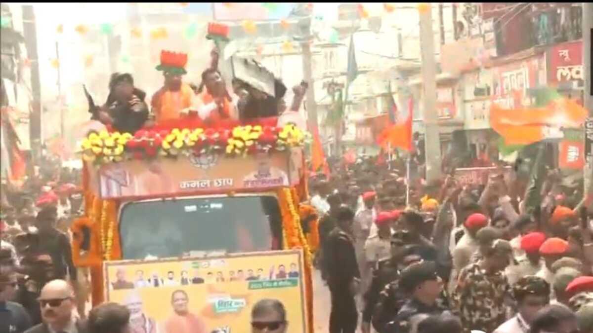 योगी के रोड शो से गूंजी दरभंगा की सड़कें, बुलडोजर से फूलों की वर्षा, भारत माता के जयकारे से माहौल हुआ भगवा
