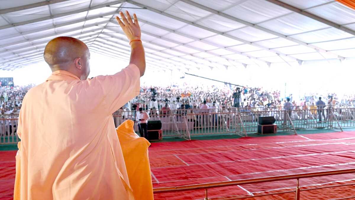 योगी आदित्यनाथ ने नीतीश कुमार के नेतृत्व की तारीफ, महागठबंधन को ठगों का बताया गठबंधन