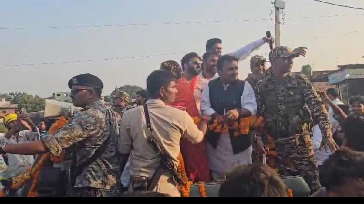 सासाराम में पवन सिंह की एंट्री पर मचा बवाल, आरजेडी-एनडीए समर्थकों में भिड़ंत, महिलाओं ने लगाए ज्योति सिंह जिंदाबाद के नारे