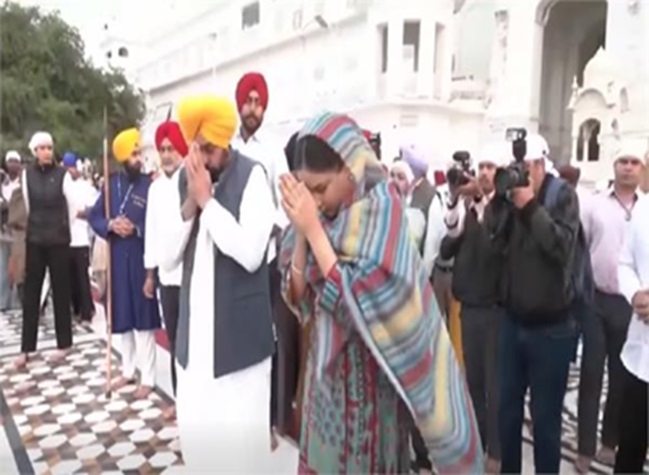 श्री गुरु नानक देव जी के प्रकाशोत्सव पर सीएम भगवंत मान ने अपनी पत्नी के साथ श्री हरमंदिर साहिब में टेका माथा