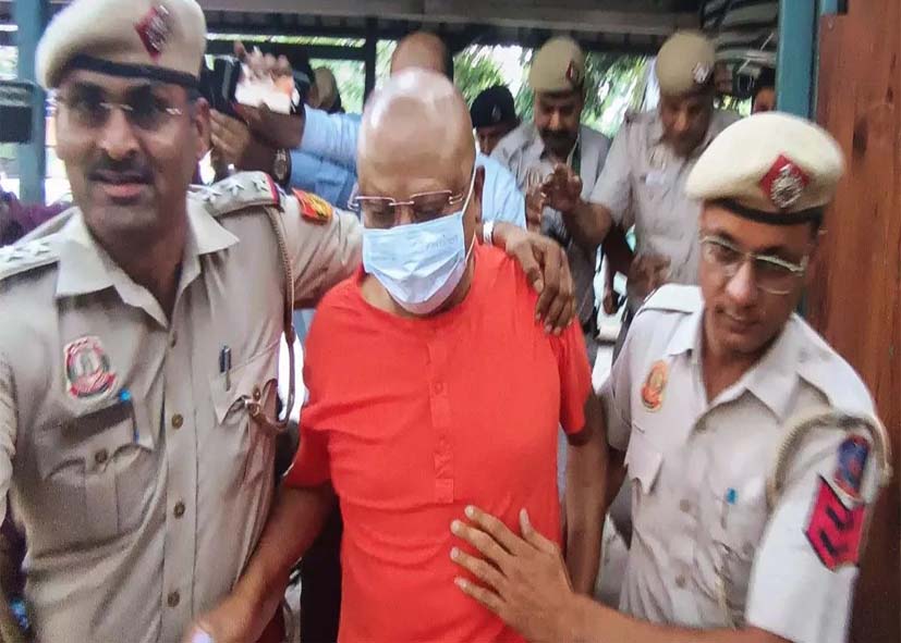 छात्राओं से अश्लील हरकत के आरोप, गिरफ्तार चैतन्यानंद की न्यायिक हिरासत 14 दिनों के लिए बढ़ी